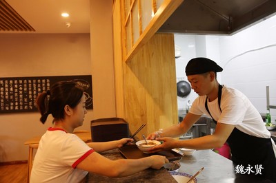 90后小夫妻高新区开中式快餐店，服务白领生意红火